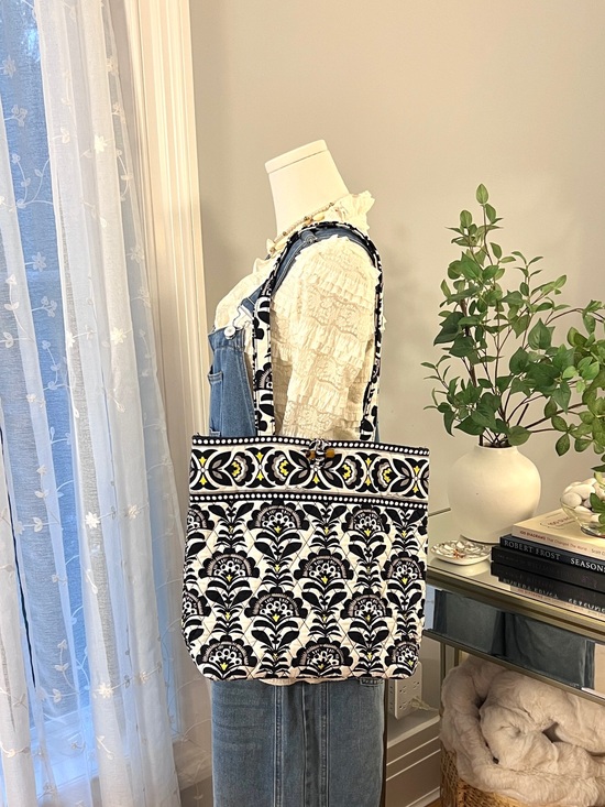 Vera Bradley Handbags - Vera Bradley Black & White Floral Quilted Tote Bag